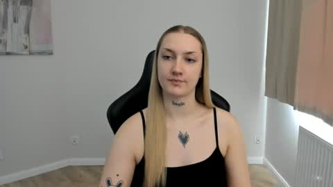 Snapshot of alexafragile chatting on August 3, 12:43 pm Alexa online show from August 3, 12:43 pm