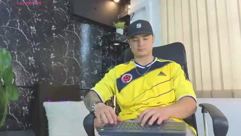 Snapshot of alexander_ferre chatting on June 17, 12:29 pm Alexander online show from June 17, 12:29 pm