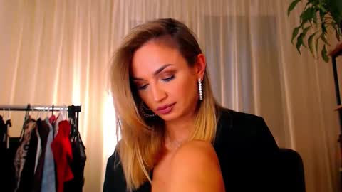 Snapshot of alexandrawooow chatting on May 1, 4:55 pm alexandrawooow online show from May 1, 4:55 pm