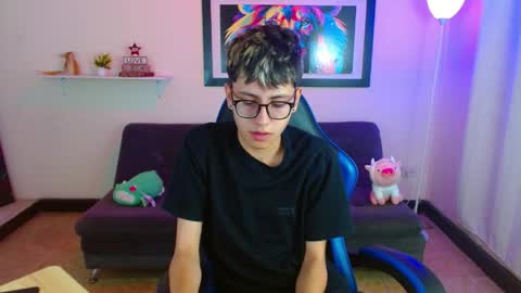 Snapshot of alexcum_18 chatting on May 15, 2:13 pm alex online show from May 15, 2:13 pm