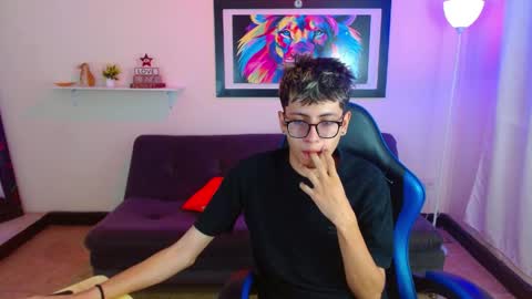 Snapshot of alexcum_18 chatting on May 19, 2:01 pm alex online show from May 19, 2:01 pm