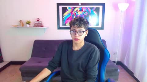 Snapshot of alexcum_18 chatting on June 4, 1:50 pm alex online show from June 4, 1:50 pm