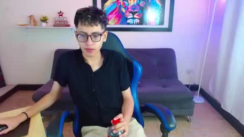 Snapshot of alexcum_18 chatting on June 8, 1:33 pm alex online show from June 8, 1:33 pm