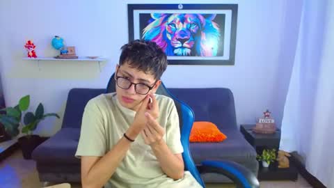 Snapshot of alexcum_18 chatting on June 25, 1:37 pm alex online show from June 25, 1:37 pm