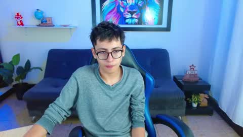 Snapshot of alexcum_18 chatting on July 1, 1:45 pm alex online show from July 1, 1:45 pm