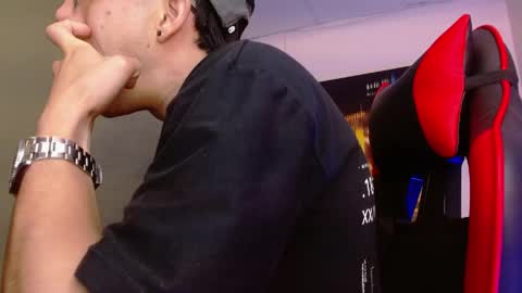 Snapshot of alexgiraldo__ chatting on May 9, 2:28 am alexgiraldo__ online show from May 9, 2:28 am