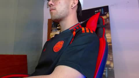 Snapshot of alexgiraldo__ chatting on June 2, 2:02 am alexgiraldo__ online show from June 2, 2:02 am