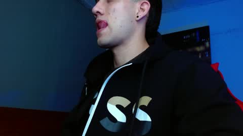 Snapshot of alexgiraldo__ chatting on June 7, 3:21 am alexgiraldo__ online show from June 7, 3:21 am