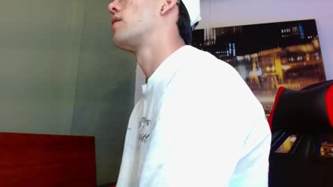 Snapshot of alexgiraldo__ chatting on June 10, 12:55 am alexgiraldo__ online show from June 10, 12:55 am
