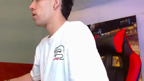 Snapshot of alexgiraldo__ chatting on June 16, 2:09 pm alexgiraldo__ online show from June 16, 2:09 pm