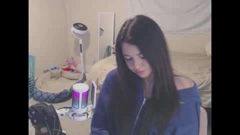 Snapshot of alexislove8 chatting on January 13, 7:19 pm alexislove8 online show from January 13, 7:19 pm