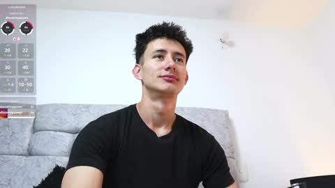 Snapshot of alexxx__01 chatting on December 6, 12:23 am Alex online show from December 6, 12:23 am