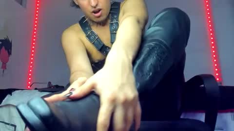 Snapshot of alexxx_savage chatting on December 5, 2:20 am Alexander online show from December 5, 2:20 am