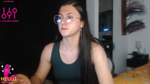Snapshot of alguien_mas01 chatting on May 13, 9:44 pm cami online show from May 13, 9:44 pm