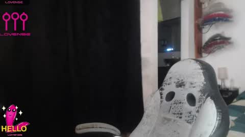 Snapshot of alguien_mas01 chatting on June 17, 7:11 am cami online show from June 17, 7:11 am