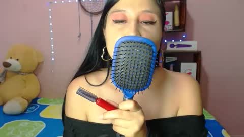 Snapshot of ali_squirt chatting on June 8, 9:15 pm alixia online show from June 8, 9:15 pm