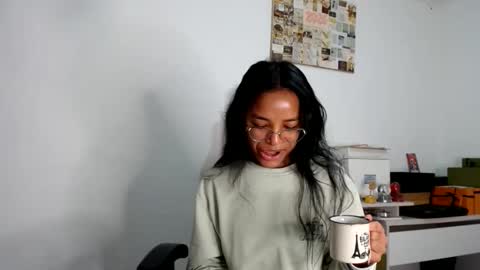 Snapshot of alia054 chatting on May 21, 1:40 pm Alia online show from May 21, 1:40 pm