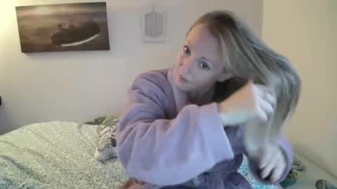 Snapshot of alice8363 chatting on December 9, 8:33 am Alice online show from December 9, 8:33 am