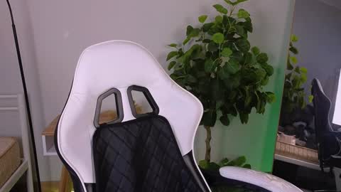 Snapshot of alice__grace_ chatting on January 15, 9:41 pm your Alice online show from January 15, 9:41 pm