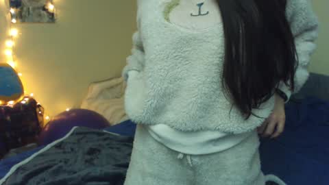 Snapshot of alice_asks chatting on December 25, 2:14 am Alice Asks online show from December 25, 2:14 am