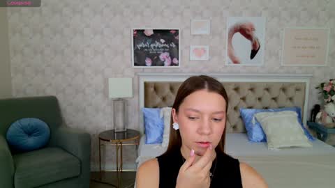 Snapshot of alice_charmy chatting on January 24, 5:10 am Alice in Wonderland online show from January 24, 5:10 am