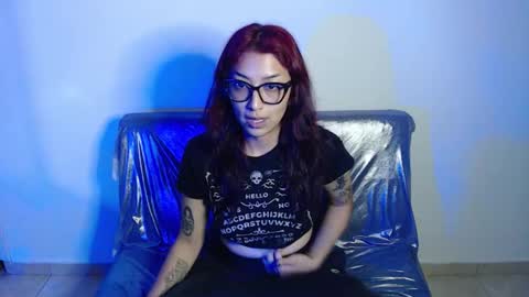 Snapshot of alice_phantom chatting on December 2, 12:49 am online show from December 2, 12:49 am