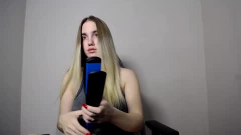 Snapshot of alice_rays_ chatting on December 16, 6:51 am Alice online show from December 16, 6:51 am