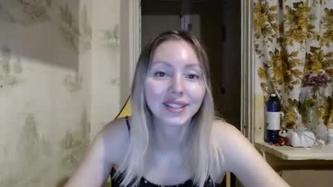Snapshot of alice_smiles chatting on March 18, 10:57 pm Alice smiles online show from March 18, 10:57 pm
