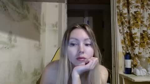 Snapshot of alice_smiles chatting on March 22, 10:35 pm Alice smiles online show from March 22, 10:35 pm