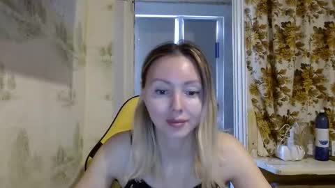 Snapshot of alice_smiles chatting on April 6, 5:08 am Alice smiles online show from April 6, 5:08 am