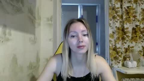 Snapshot of alice_smiles chatting on April 7, 5:19 am Alice smiles online show from April 7, 5:19 am