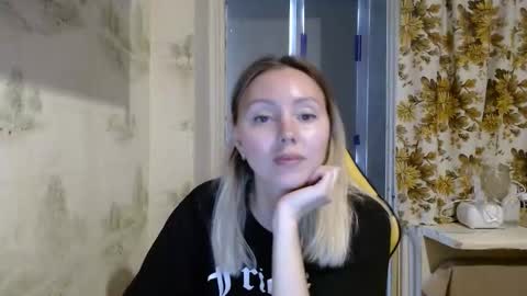 Snapshot of alice_smiles chatting on April 15, 11:28 am Alice smiles online show from April 15, 11:28 am