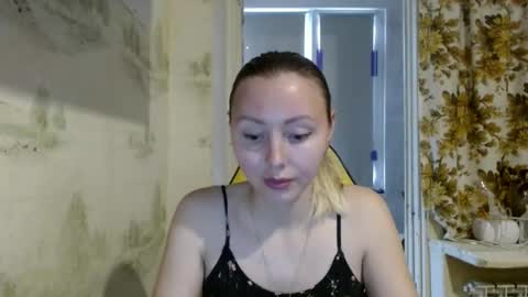 Snapshot of alice_smiles chatting on May 18, 12:00 pm Alice smiles online show from May 18, 12:00 pm