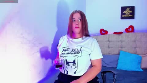 Snapshot of alice_summer1 chatting on December 14, 3:01 am alice_summer1 online show from December 14, 3:01 am