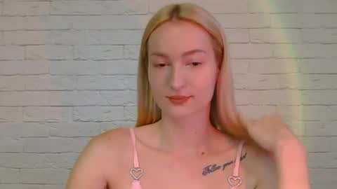 Snapshot of alice_sweet_01 chatting on June 12, 5:34 pm Alice online show from June 12, 5:34 pm