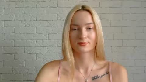 Snapshot of alice_sweet_01 chatting on June 18, 9:47 am Alice online show from June 18, 9:47 am