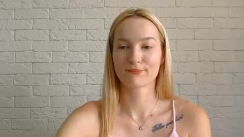 Snapshot of alice_sweet_01 chatting on June 19, 1:26 pm Alice online show from June 19, 1:26 pm