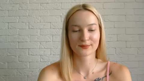 Snapshot of alice_sweet_01 chatting on June 23, 11:41 am Alice online show from June 23, 11:41 am