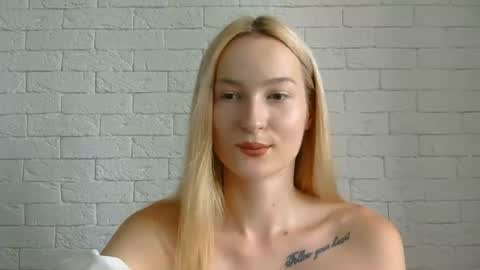 Snapshot of alice_sweet_01 chatting on June 24, 10:58 am Alice online show from June 24, 10:58 am