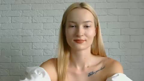 Snapshot of alice_sweet_01 chatting on June 25, 11:04 am Alice online show from June 25, 11:04 am