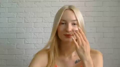 Snapshot of alice_sweet_01 chatting on August 6, 11:01 am Alice online show from August 6, 11:01 am