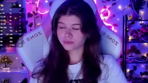 Snapshot of alice_tails chatting on August 6, 10:11 pm Alice online show from August 6, 10:11 pm