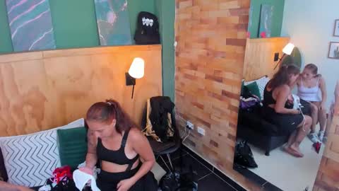 Snapshot of aliceandsia chatting on December 3, 7:01 pm Alice and Asia online show from December 3, 7:01 pm