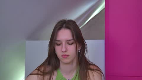 Snapshot of aliceatkin chatting on June 21, 6:16 am Alice online show from June 21, 6:16 am