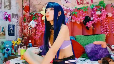 Snapshot of alicebenett_ chatting on June 2, 9:28 pm online show from June 2, 9:28 pm