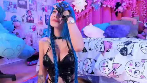 Snapshot of alicebenett_ chatting on June 11, 9:13 pm online show from June 11, 9:13 pm