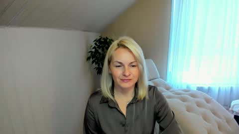 Snapshot of alicee__grace chatting on December 17, 7:29 am Alicee online show from December 17, 7:29 am