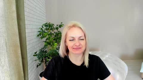 Snapshot of alicee__grace chatting on February 8, 8:42 am Alicee online show from February 8, 8:42 am