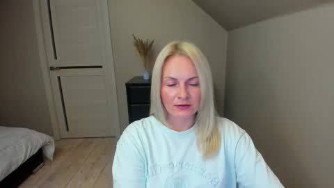 Snapshot of alicee__grace chatting on October 12, 6:51 pm Alicee online show from October 12, 6:51 pm