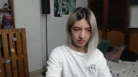 Snapshot of alicee_logan_ chatting on June 18, 1:50 am alicee_logan_ online show from June 18, 1:50 am